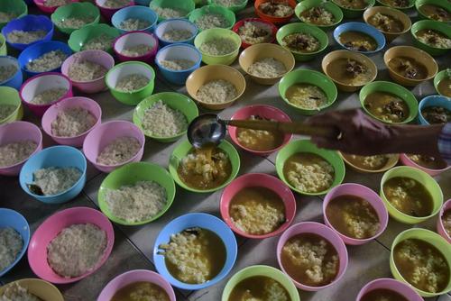آماده مردن غذای افطاری برای روزه داران در مسجدی در شهر سمارانگ در ایالت جاوه اندونزی