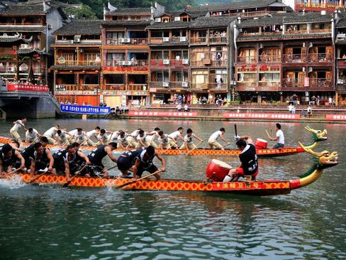 مسابقات قایقرانی در شهر فنگویانگ در استان هونان چین
