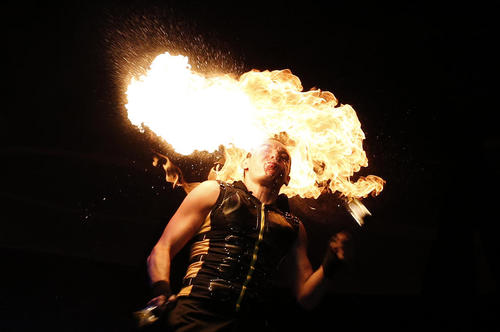 اجرای برنامه در جشنواره آتش در شهر کی یف اوکراین