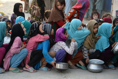 صف مقابل مرکز توزیع غذای خیریه در شهر جلال آباد افغانستان