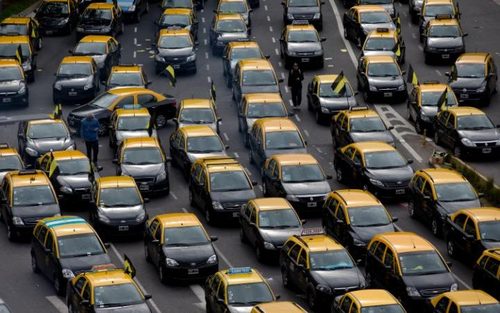 اعتصاب رانندگان تاکسی در شهر بوینوس آیرس آرژانتین علیه فعالیت اپلیکیشن موبایلی مسافریاب 