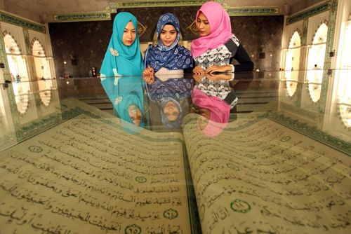 نسخه بزرگی از قرآن در موزه مسجدی در ماکاسار اندونزی