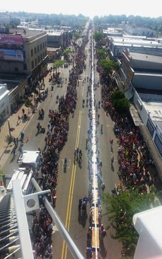 درست کردن یک بستنی نیم مایلی برای ثبت در رکورد گینس در شهر لادینگتون در ایالت میشیگان آمریکا