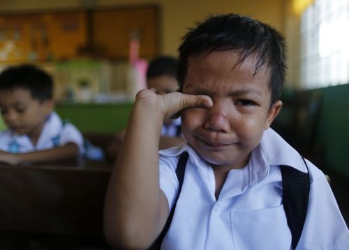 گریه دانش آموز کلاس اول در نخستین روز مدرسه – فیلیپین