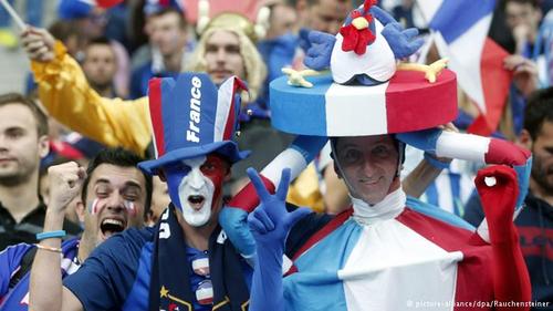 تیم ملی فوتبال فرانسه امیدوار است که با برخورداری از امتیاز میزبانی و پشتیبانی هواداران خود برای سومین بار قهرمان اروپا شود. خروس‌های فرانسه در سال‌های ۱۹۸۴ و ۲۰۰۰ قهرمان اروپا شده بودند.
