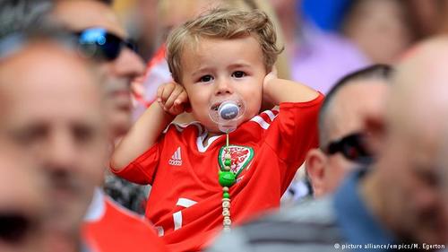 ولز نیز مانند آلبانی برای نخستین بار در مسابقات جام ملت‌های اروپا حضور دارد؛ رویدادی که خود دلیلی برای جشن پرشور هواداران تیم ملی این کشور است. حضور یکی از هواداران پستانک به دهن تیم ملی ولز نشان می‌دهد که ظاهرا فوتبال هم از لحاظ سنی مرز نمی‌شناسد.