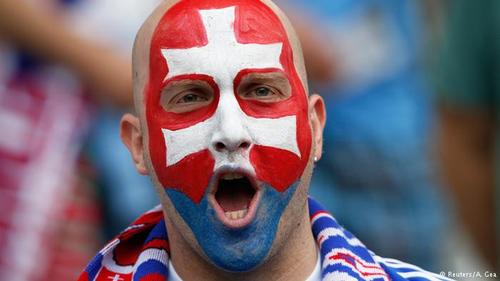 تصویری از یکی از هواداران تیم ملی فوتبال اسلواکی که خود را به رنگ پرچم‌های این کشور آرایش کرده است.