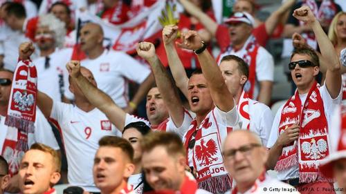 لهستان که در دوره گذشته به همراه اوکراین میزبانی مسابقات قهرمانی اروپا را برعهده داشت، در جام ۲۰۱۶ نیز حضور دارد و از هواداران آتشینی برخوردار است.