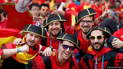 تیم ملی اسپانیا که در سال‌های ۲۰۰۸ و ۲۰۱۲ قهرمان اروپا شده بود، در جام ملت‌های اروپا ۲۰۱۶ مدافع عنوان قهرمانی است و اگر بتواند با پشتیبانی هواداران خود سومین بار پیاپی قهرمان اروپا شود، رکوردی به جای خواهد گذاشت که شکستن آن نسبتا دشوار است. تصویری از هواداران تیم ملی اسپانیا که خود را با لباس و کلاه‌ماتادورها آرایش و زینت کرده‌اند.