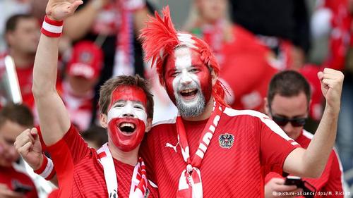 کشور اتریش اگر چه با فرانسه هم‌مرز نیست، اما عده زیادی از شهروندان اتریشی برای پشتیبانی از ملی‌پوشان کشورشان و دیدن بازی‌های آنان راهی فرانسه شده‌اند.