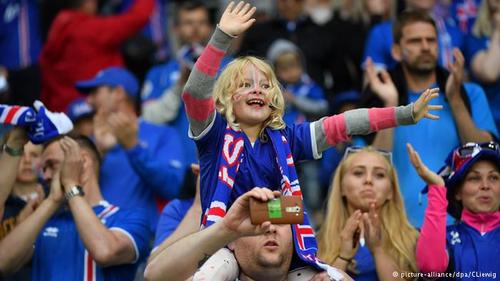 ایسلند نیز دیگر کشور اسکاندیناوی است که در جام ملت‌های اروپا شرکت جسته است. شمار زیادی از شهروندان ایسلند برای پشتیبانی از ملی‌پوشان کشورشان راهی فرانسه شده‌اند. 