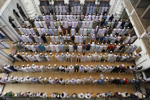 نماز جمعه در مسجدی در الله آباد هند