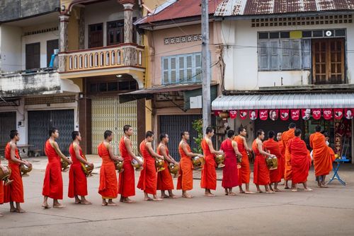 جمع آوری اعانه از سوی راهبان بودایی در لائوس