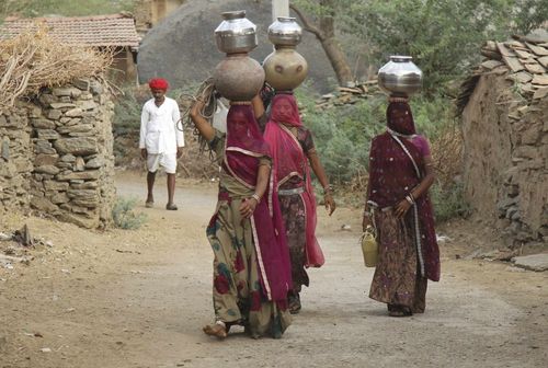 زنان روستایی در حال حمل آب – راجستان هند