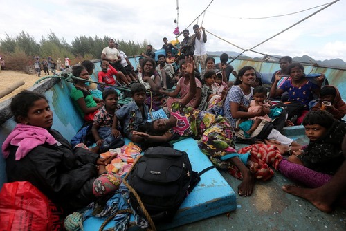 پناهجویان سریلانکایی در قایقی در ساحل آچه اندونزی