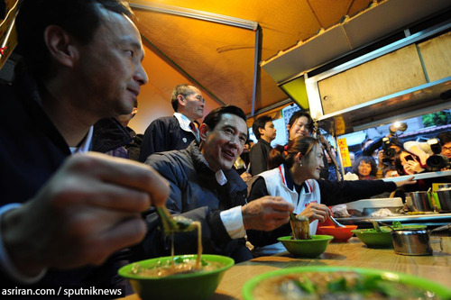 مااینگ جیو رئیس جمهور تایوان در یک مغازه در حال خوردن رشته - 2012