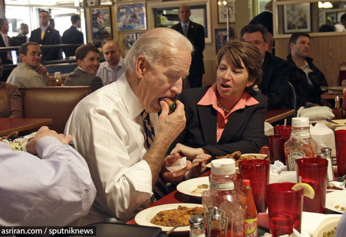 جو بایدن معاون رئیس جمهور آمریکا در حال خوردن توت - 2010