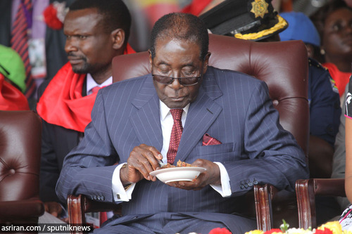 رابرت موگابه رئیس جمهور زیمبابوه در حال خوردن کیک تولد ٩٢ سالگی اش - 2016