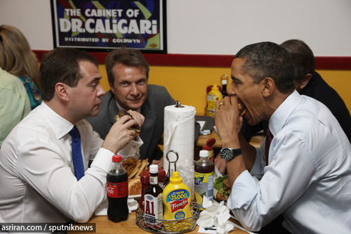  دیمیتری مدودف رئیس جمهور روسیه و باراک اوباما رئیس جمهور آمریکا در حال خوردن ساندویج - 2010