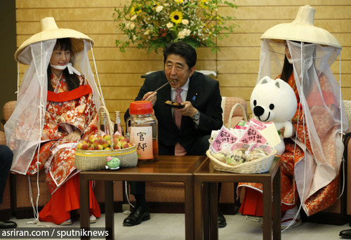 شینزو آبه نخست وزیر ژاپن در حال خوردن هلو - 2015