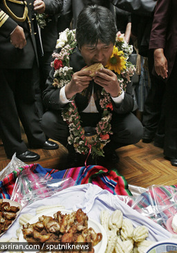اوو مورالس رئیس جمهور بولیوی در حال خوردن ذرت - 2008
