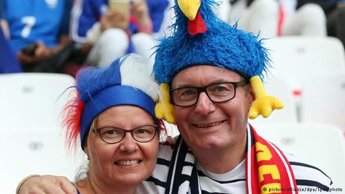 زوج فرانسوی عاشق فوتبال در دیدار تیم ملی کشورشان با آلبانی که با نتیجه ۲ بر صفر خاتمه یافت.