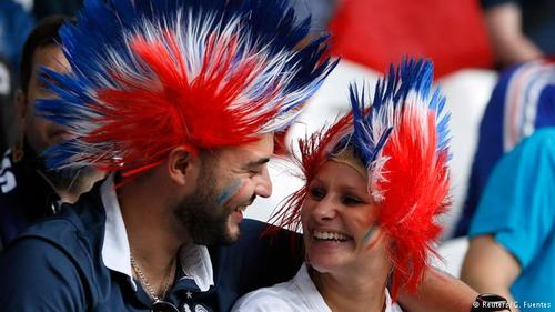 زوج فرانسوی هنگام دیدار تیم ملی‌شان با تیم سوئیس.