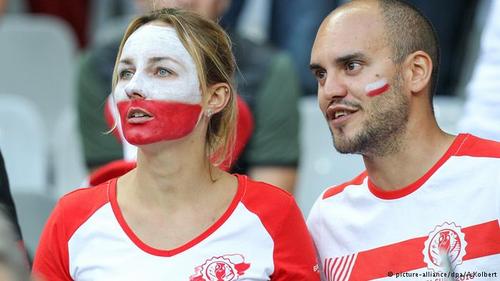 زوج لهستانی عاشق فوتبال در دیدار تیم‌ لهستان با ملی پوشان آلمان.