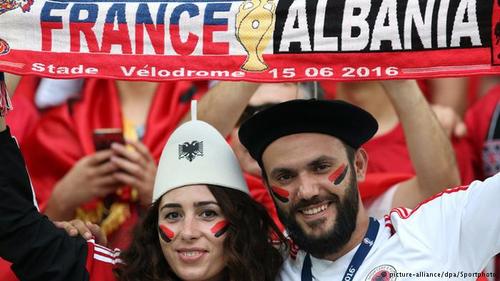 یک زوج عاشق فوتبال از آلبانی که در دیدار تیم‌شان با تیم فرانسه، میزبان جام، در استادیوم حضور داشتند.