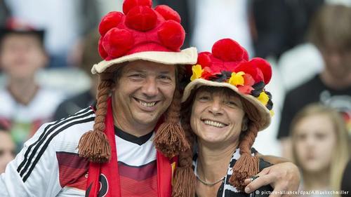 یک زوج عاشق فوتبال از جنوب آلمان در دیدار تیم‌ آلمان با تیم لهستان.