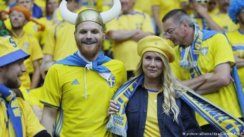 یک زوج سوئدی در دیدار تیم سوئد با جمهوری ایرلند.