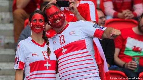 طرفدار تیم سوئیس در مصاف تیم‌شان با ملی پوشان رومانی