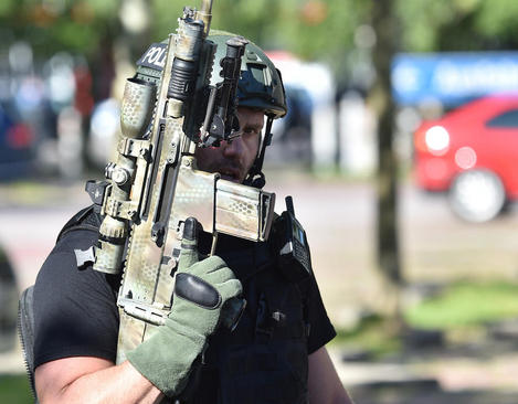 نیروهای امنیتی آلمانی در مقابل سینمایی که مورد حمله تروریستی قرار گرفته است