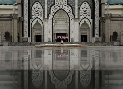 زنان مسلمان مالزیایی در حال گرفتن عکس دسته جمعی در مسجد ولایه در کوالالامپور