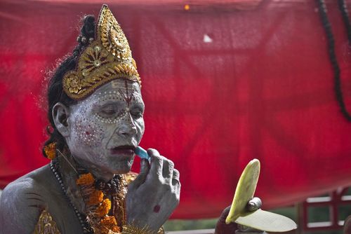 مرد هندو با آرایش لرد شیوا در جریان یک جشنواره آیینی هندوها در گواهاتی هند