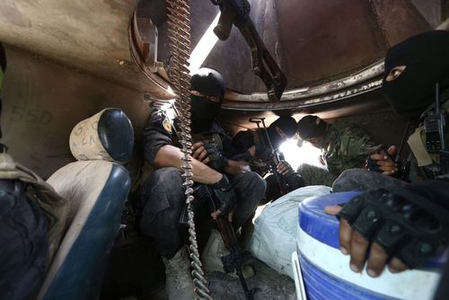 نیروهای دموکراتیک سوریه داخل تانک و در عملیات بازپس گیری شهر منبج از داعش 