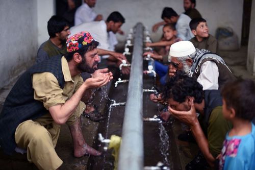 مسلمانان روزه دار در حال وضو گرفتن در مسجد – محله قدیمی شهر کابل