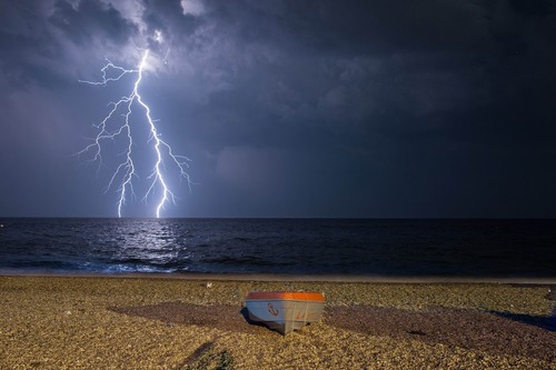 رعد و برق در ساحل کالابریا ایتالیا