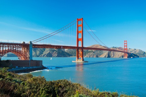 پل گلدن گیت یک پل معلق در سانفرانسیسکو است که این شهر را به شمال ایالت کالیفرنیا وصل می کند. این پل بر روی تنگه گلدن گیت زده شده است. این پل در ۲۷ مه ۱۹۳۷ گشایش یافت و در فاصله بین سال‌های ۱۹۳۷ تا ۱۹۶۴ با طول ۴٬۲۰۰ پا (۱٬۳۰۰ متر) طولانی‌ترین پل معلق دنیا به حساب می‌آمد.