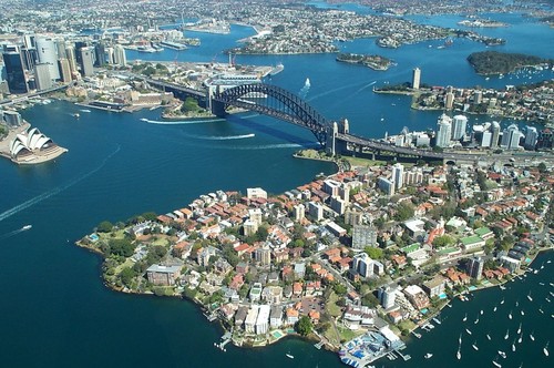 پل بندرگاه سیدنی یکی از نمادهای اصلی و از شریانهای مهم ارتباطی شهر سیدنی در استرالیا است. این پل که بر روی بندرگاه سیدنی احداث شده مرکز شهر سیدنی را با مناطق شمالی این شهر مرتبط می‌کند. پل بندری سیدنی همراه با اپرای سیدنی که در دیگر سوی بندرگاه سیدنی واقع شده دو نماد اصلی شهر سیدنی را تشکیل داده‌اند و قطب گردشگری این شهر به حساب می‌آیند. پل سیدنی از شاهکارهای مهندسی و معماری جهان است و با ۴۹ متر عرض، پنجمین پل قوسی جهان به حساب می‌آید.