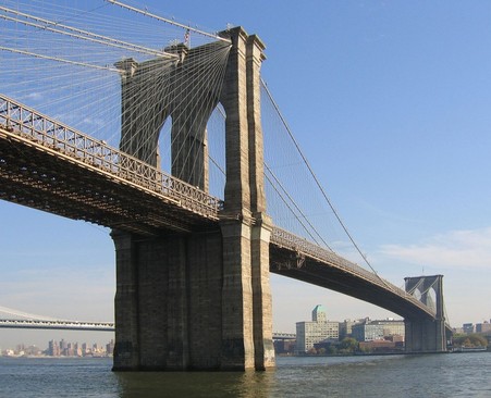 پل بروکلین یک پل معلق در نیویورک آمریکاست که بروکلین و منهتن را به هم متصل می‌کند.
کار ساخت این پل که از قدیمی‌ترین پل‌های معلق آمریکاست در ۳ ژانویه ۱۸۷۰ آغاز و در ۲۴ می ۱۸۸۳ به اتمام رسید. این پل که بر روی رودخانه شرق ساخته شده است، با دهانه‌ی اصلی به طول ۴۸۶،۳ متر و طول کلی ۱۸۲۵ متر و عرض ۲۶ متر، از زمان ساخت تا سال ۱۹۰۳ طولانی‌ترین پل معلق جهان بود. همچنین این پل اولین پل معلق جهان با کابل‌های فولادی است.