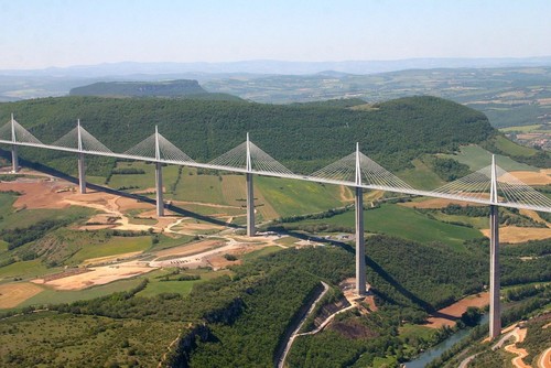 پل میلو  بلندترین پل جاده‌ای جهان به ارتفاع ۳۴۳ متر است که در بالای رودخانه تارن در جنوب فرانسه قرار دارد. این پل توسط میشل ویرلوژو و نورمن فاستر طراحی و در دسامبر سال ۲۰۰۴ توسط ژاک شیراک رئیس جمهور سابق فرانسه افتتاح شد.