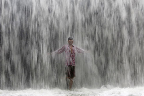 پناه بردن به زیر آبشار در گرمای شهر بمبئی