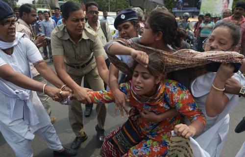 درگیری پلیس هند بایکی از فعالاان ضد تجاوز جنیسی 