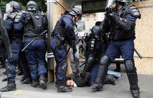 رگیری پلیس ضدشورش با معترضین به قانون کار در فرانسه