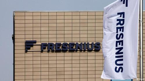 شرکت فرزِنیوس (Fresenius Medical Care) که تولید کننده دستگاه‌های پزشکی چون دستگاه 