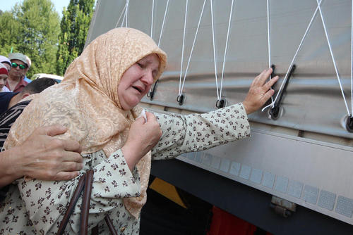کامیون حامل جسد 127 شهروند بوسنیایی قربانی کشتار سربرنیتسا در شهر ویسوکو بوسنی