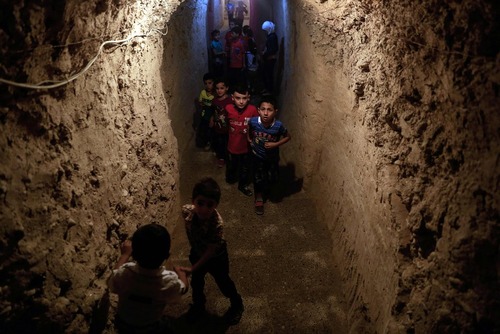 بازی کودکان سوری در عید فطر در پناهگاهی زیر زمینی در شهر اربین سوریه