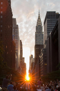 غروب آفتاب در یکی از خیابان های محله منهتن نیویورک