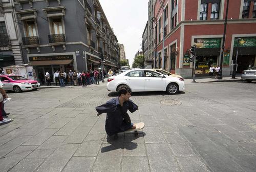 اسکیت سواری یک معلول مادر زاد در مکزیکو سیتی